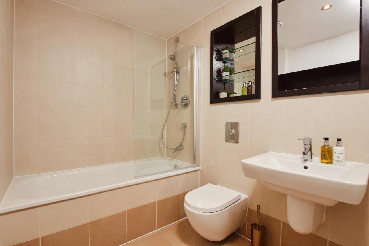 King Deluxe City Apt Large Space& Free Parking! No Balcony Leeds  Exterior photo