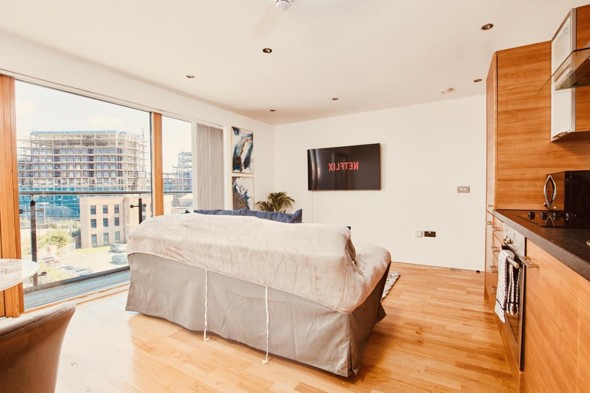 King Deluxe City Apt Large Space& Free Parking! No Balcony Leeds  Room photo